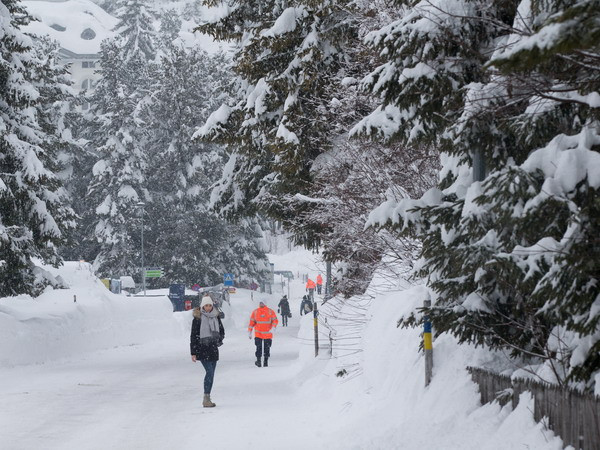 Nhiều cuộc họp trước Diễn đàn Davos bị hoãn, hủy do tuyết rơi dày ảnh 1