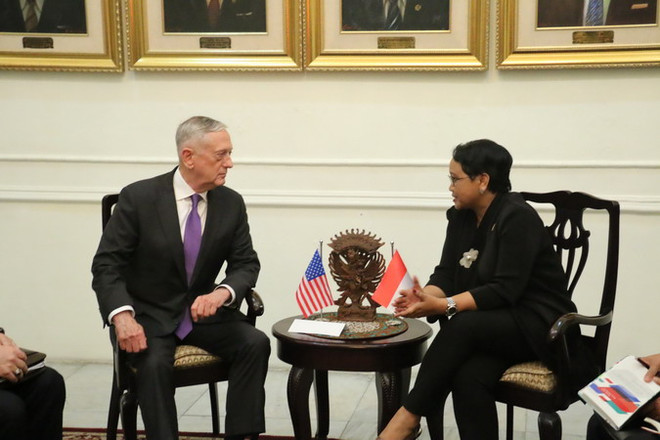 Bộ trưởng Quốc phòng Mỹ, James Mattis Norman và Bộ trưởng Ngoại giao Indonesia Retno Marsudi tại cuộc gặp. (Ảnh: Đỗ Quyên/Vietnam+) Mỹ muốn tăng cường quan hệ quốc phòng với Indonesia ảnh 2