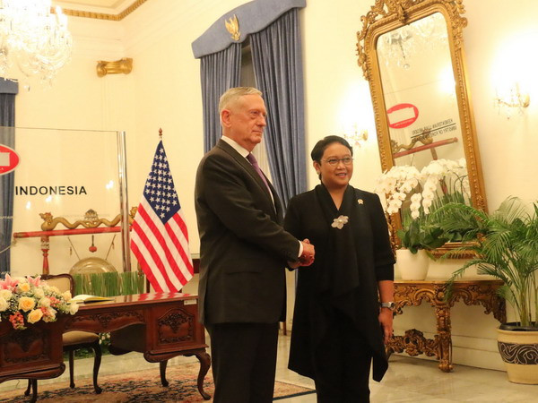 Bộ trưởng Quốc phòng Mỹ, James Mattis Norman và Bộ trưởng Ngoại giao Indonesia Retno Marsudi tại cuộc gặp. (Ảnh: Đỗ Quyên/Vietnam+) Mỹ muốn tăng cường quan hệ quốc phòng với Indonesia ảnh 1