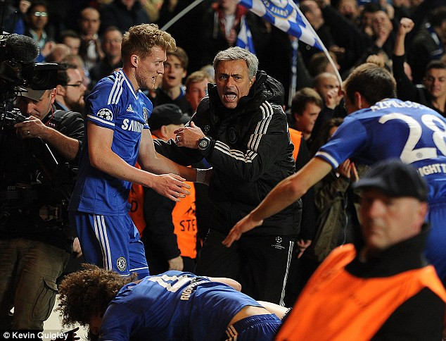 Người đặc biệt Mourinho chia sẻ về phút 87 "phát điên" ảnh 2