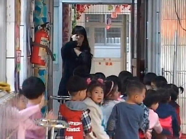 Bé trai 6 tuổi bị mẹ đẻ đánh đập dã man bằng mắc áo ảnh 2