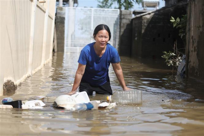 Ngập lụt kéo dài ảnh hưởng nghiêm trọng đến đời sống người dân. (Ảnh: Danh Lam/TTXVN) "Lũ chồng lũ, bão chồng bão” miền Trung: Huy động tổng lực để ứng phó ảnh 1