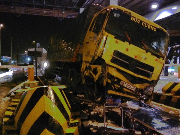 Xe tải đâm sập cabin thu phí cao tốc Trung Lương gây tai nạn liên hoàn ảnh 1