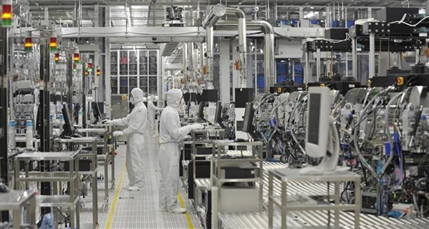Công nhân làm việc tại nhà máy Naka của hãng sản xuất chip Renesas Electronics ở Hitachinaka, tỉnh Ibaraki, Nhật Bản. (Ảnh: AFP/TTXVN) Sôi động cuộc đua làm chủ công nghệ bán dẫn trên toàn cầu ảnh 1