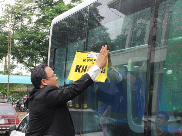 Xe buýt “nhắc” người đi đường đã uống rượu, bia thì không lái xe ảnh 1