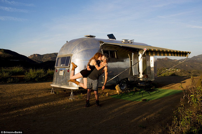 Cặp đôi tái hiện nụ hôn lãng mạn ở khắp nơi trên thế giới ảnh 11