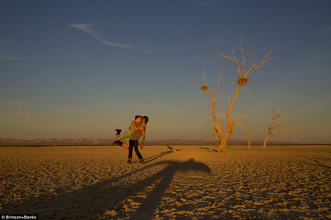 Cặp đôi tái hiện nụ hôn lãng mạn ở khắp nơi trên thế giới ảnh 2