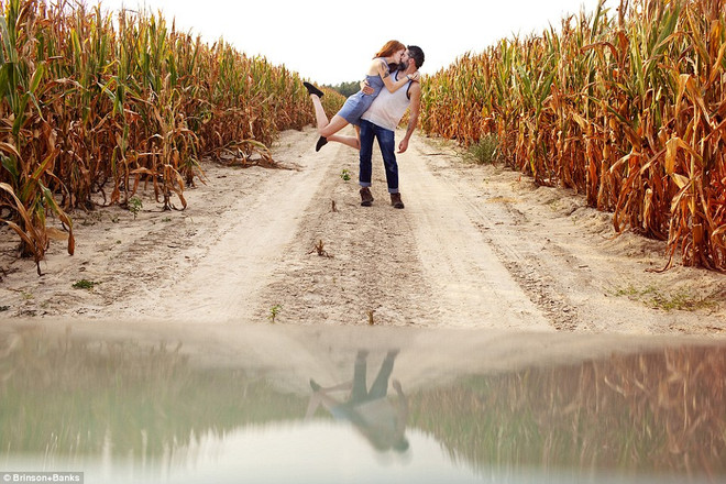 Cặp đôi tái hiện nụ hôn lãng mạn ở khắp nơi trên thế giới ảnh 8