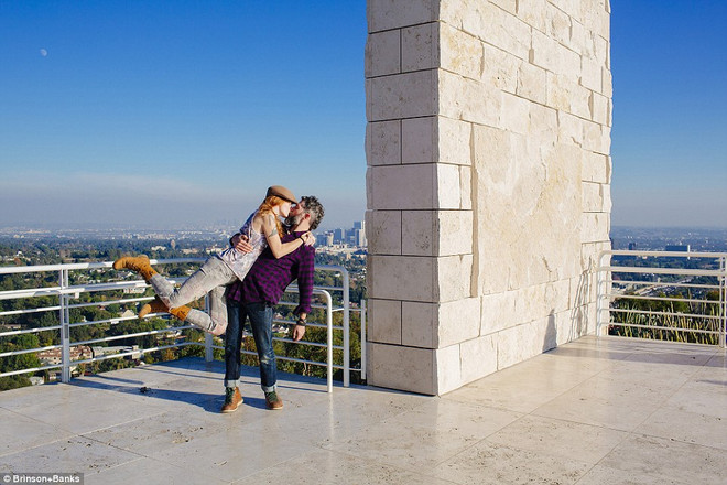 Cặp đôi tái hiện nụ hôn lãng mạn ở khắp nơi trên thế giới ảnh 9