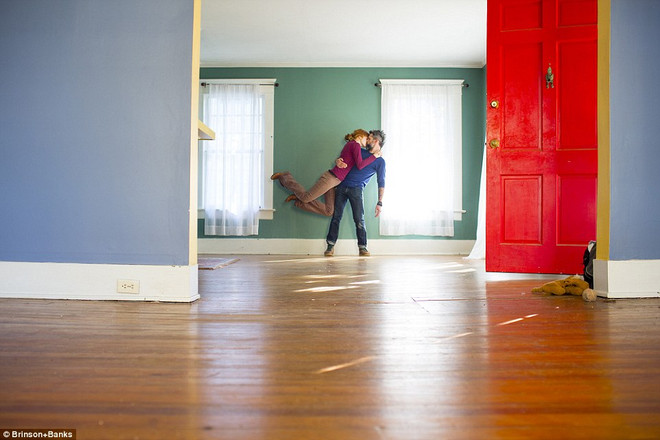 Cặp đôi tái hiện nụ hôn lãng mạn ở khắp nơi trên thế giới ảnh 6