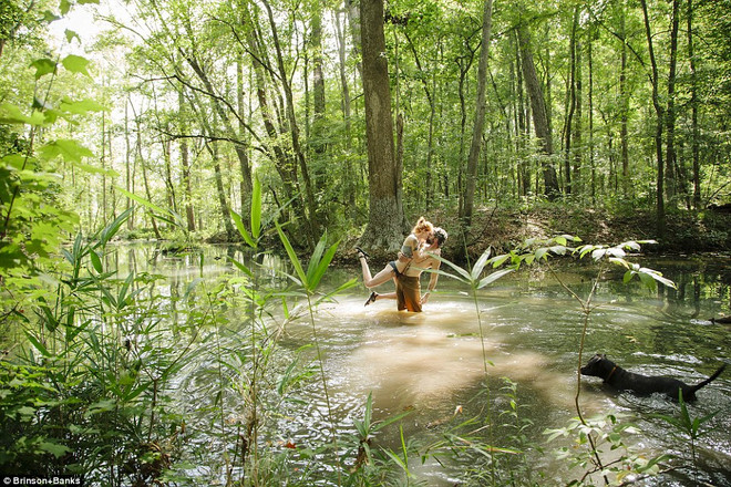 Cặp đôi tái hiện nụ hôn lãng mạn ở khắp nơi trên thế giới ảnh 10