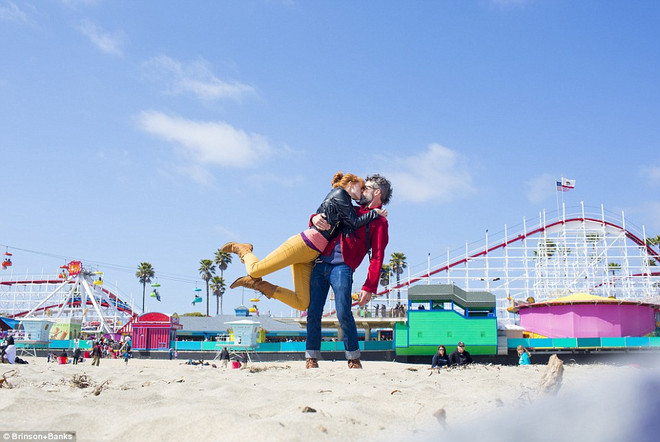 Cặp đôi tái hiện nụ hôn lãng mạn ở khắp nơi trên thế giới ảnh 1