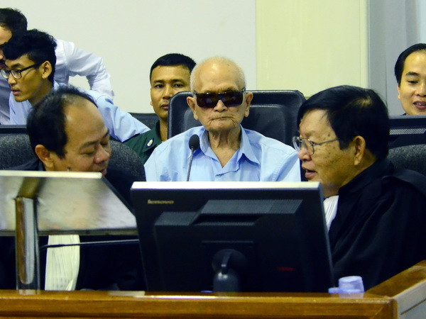 Cựu thủ lĩnh Khmer Đỏ Nuon Chea (giữa) tại phiên tòa ở Phnom Penh ngày 17/10. (Nguồn: AFP/TTXVN) Luật sư của thủ lĩnh Khmer Đỏ tìm cách kéo dài phiên tòa ảnh 1