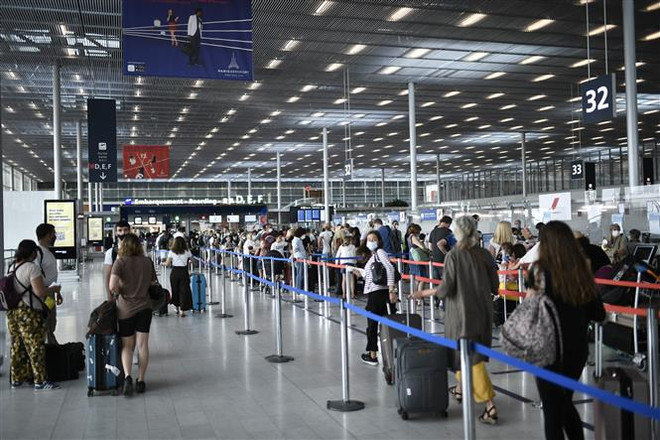 Hành khách xếp hàng tại sân bay Orly, phía nam thủ đô Paris, Pháp. (Ảnh: AFP/ TTXVN) Pháp khuyến nghị đeo khẩu trang trên phương tiện giao thông công cộng ảnh 1