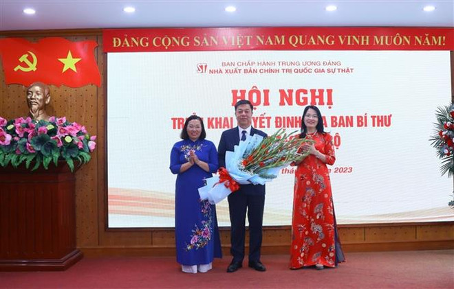 Ban lãnh đạo Nhà xuất bản Chính trị Quốc gia Sự thật tặng chúc mừng ông Vũ Trọng Lâm. (Ảnh: Văn Điệp/TTXVN) Ông Vũ Trọng Lâm làm Giám đốc Nhà xuất bản Chính trị Quốc gia Sự thật ảnh 2