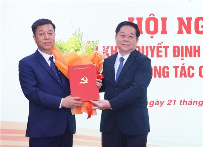 Ông Nguyễn Trọng Nghĩa, Bí thư Trung ương Đảng, Trưởng Ban Tuyên giáo Trung ương trao Quyết định bổ nhiệm Giám đốc, Tổng Biên tập Nhà xuất bản Chính trị quốc gia Sự thật cho ông Vũ Trọng Lâm. (Ảnh: Văn Điệp/TTXVN) Ông Vũ Trọng Lâm làm Giám đốc Nhà xuất bản Chính trị Quốc gia Sự thật ảnh 1