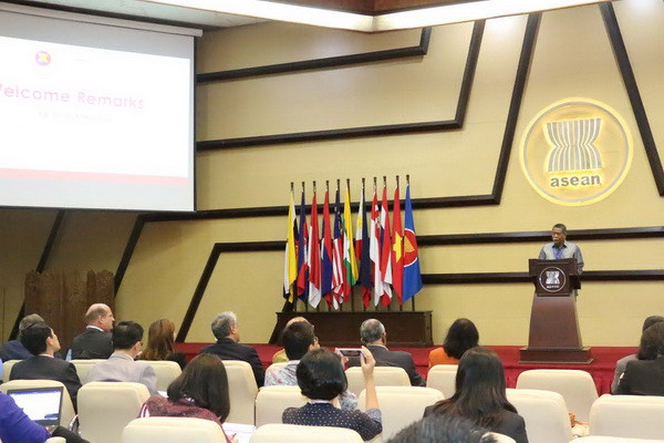 Tiến sỹ AKP Mochtan, Phó Tổng thư ký ASEAN phát biểu tại hội thảo. (Ảnh: Đỗ Quyên/Vietnam+) ASEAN thúc đẩy thực hiện trách nhiệm xã hội doanh nghiệp ảnh 1