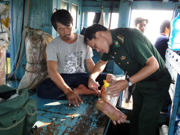 Bị tàu lạ va chạm gây chìm tàu, 7 ngư dân trôi dạt trên biển ảnh 1