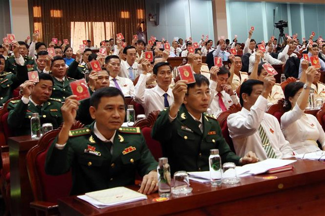 Đại biểu biểu quyết tại Đại hội chiều 27/10. (Ảnh: Kim Há/TTXVN) Xây dựng tỉnh Cà Mau trở thành địa phương phát triển mạnh về biển ảnh 1