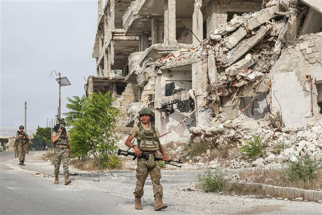 Binh sỹ Thổ Nhĩ Kỳ tuần tra tại tỉnh Idlib, Tây Bắc Syria ngày 26/5/2020. (Ảnh: AFP/TTXVN) Syria: Quân nổi dậy tấn công đáp trả lực lượng ủng hộ chính phủ ảnh 1