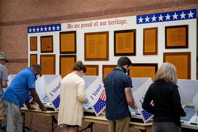 Cử tri bỏ phiếu sớm bầu Tổng thống Mỹ 2020 tại điểm bầu cử ở North Charleston, bang Nam Carolina ngày 16/10/2020. (Ảnh: AFP/TTXVN) Bầu cử Mỹ 2020: Các ứng cử viên đẩy mạnh hoạt động tranh cử nước rút ảnh 1