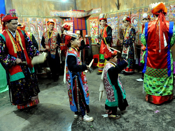 Người góp phần bảo tồn nét văn hóa đặc sắc của người Dao đỏ ảnh 1