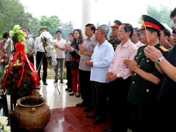 Người Việt tại Lào dâng hương tưởng nhớ các anh hùng liệt sỹ ảnh 1