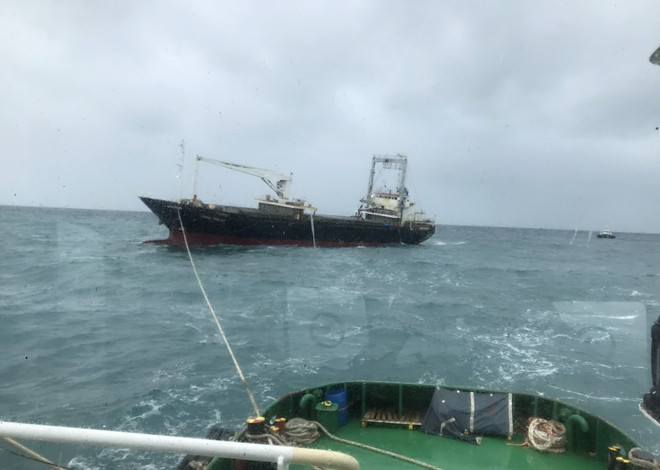 Khánh Hòa: Cứu hộ 17 thuyền viên bị nạn ở biển Vân Phong ảnh 1