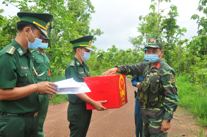 Cán bộ, chiến sỹ chốt biên phòng, kiểm soát dịch COVID-19 thuộc Đồn biên phòng cửa khẩu quốc tế Hoa Lư bỏ phiếu, thực hiện quyền cử tri ngay tại chốt. (Ảnh: Sỹ Tuyên/TTXVN) Đến 15 giờ, tỷ lệ cử tri đi bầu cử ở nhiều địa phương đạt gần 100% ảnh 2