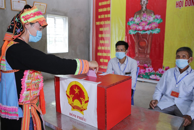 Cử tri bỏ phiếu bầu cử tại điểm bỏ phiếu số 10, bản Hùng Pèng, xã biên giới Ma Ly Pho, huyện Phong Thổ tỉnh Lai Châu. (Ảnh: Quý Trung/TTXVN) Đến 15 giờ, tỷ lệ cử tri đi bầu cử ở nhiều địa phương đạt gần 100% ảnh 1