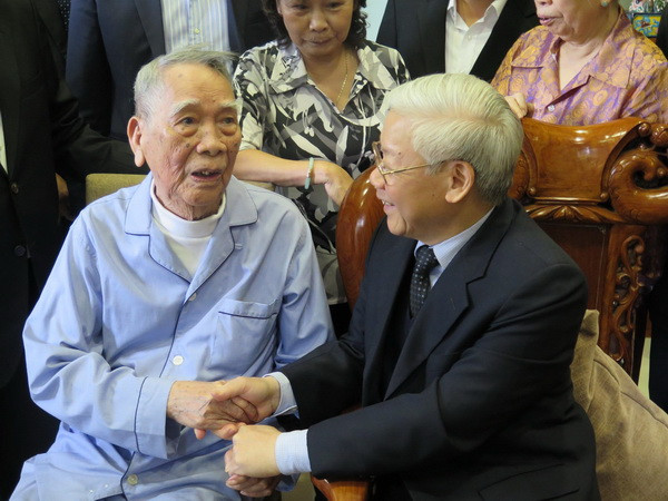 Tổng Bí thư Nguyễn Phú Trọng thăm, tặng quà cán bộ lão thành cách mạng ảnh 1