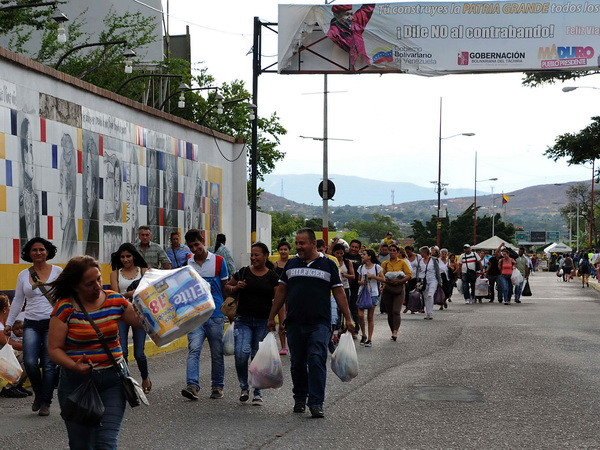 Venezuela mở lại cửa khẩu biên giới trên bộ với Colombia ảnh 1