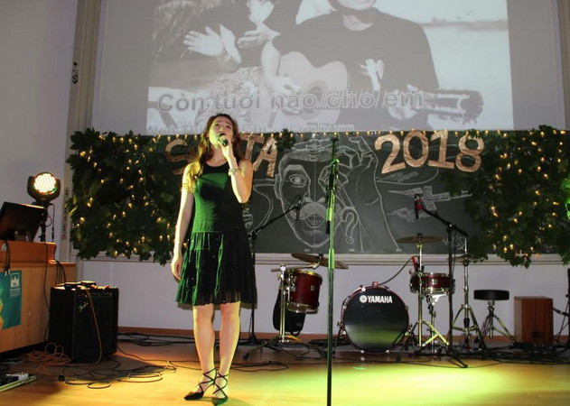 Tham tán Công sứ thương mại Việt Nam tại Đức, Đại sứ Nguyễn Hữu Tráng (thứ 5 từ trái sang) trao bằng khen cho các bạn sinh viên Việt Nam có thành tích cao trong học tập. (Ảnh: Anh Đức/Vietnam+) Điểm kết nối thanh niên, sinh viên Việt Nam trên toàn nước Đức ảnh 3