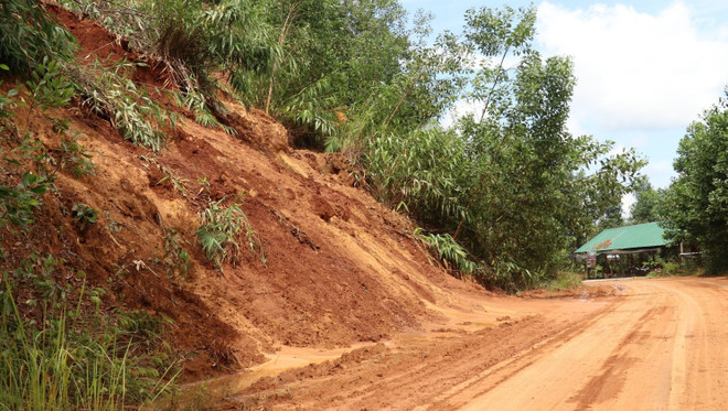 Tuyến đường độc đạo Bình Phước-Lâm Đồng liên tục sạt lở nguy hiểm ảnh 1