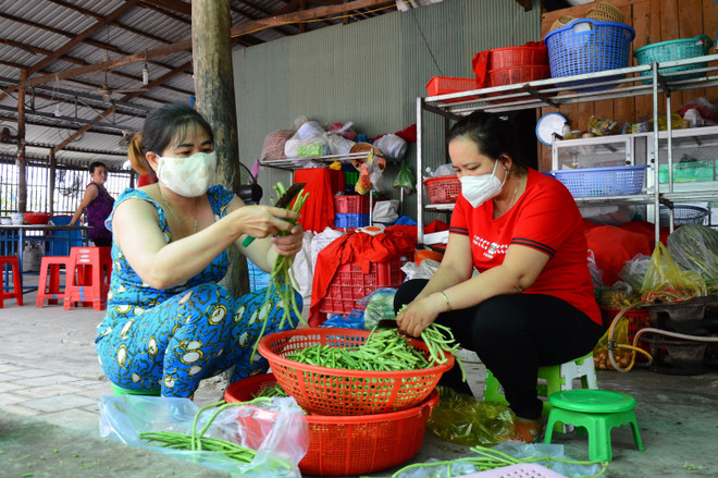 Việc tổ chức nấu ăn miễn phí cho lực lượng tuyến đầu chống dịch được chị Nguyễn Thị Loan (bên phải) thực hiện hơn 4 tháng qua. (Ảnh: Nhựt An/TTXVN) Đồng Tháp: Ấm áp những suất cơm nghĩa tình của phụ nữ đất Sen hồng ảnh 2
