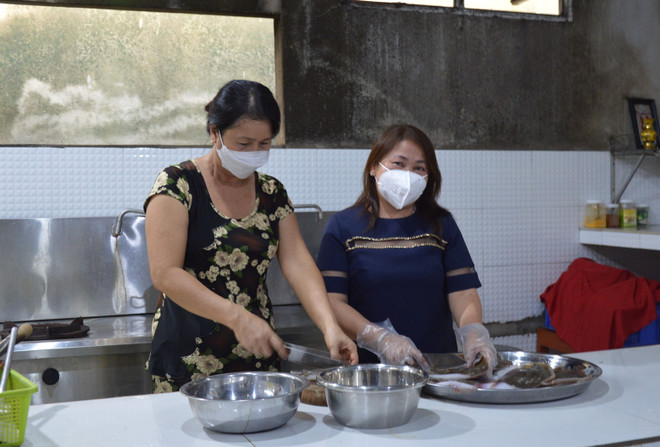 Chị Lê Thị Thanh Hương (phải) tổ chức nấu và cung cấp miễn phí hơn 90.000 suất ăn cho lực lượng tham gia chống dịch, người trong khu phong tỏa, cách ly. (Ảnh: Nhựt An/TTXVN) Đồng Tháp: Ấm áp những suất cơm nghĩa tình của phụ nữ đất Sen hồng ảnh 1