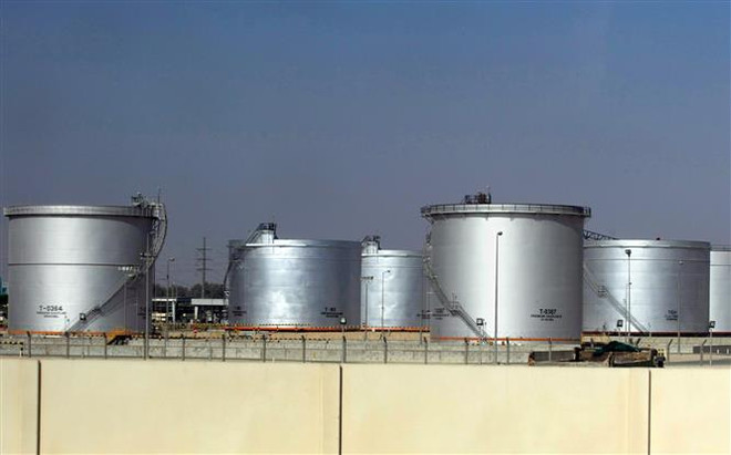Thùng chứa dầu tại một cơ sở lọc dầu ở thành phố Dammam, cách thủ đô Riyadh của Saudi Arabia 450km về phía đông. (Ảnh: AFP/ TTXVN) Giá dầu châu Á tăng trong phiên giao dịch sáng 19/10 ảnh 1