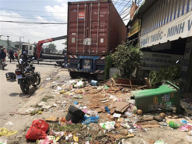 Hiện trường vụ tai nạn. (Ảnh: Huyền Trang/TTXVN) Bình Dương: Xe container mất lái đâm liên tiếp 5 cửa hàng, siêu thị ảnh 1