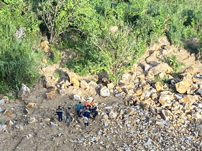 Di chuyển trong mưa lớn, 2 vợ chồng lao xe xuống vực tử vong ảnh 1