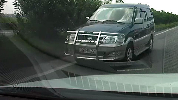 Xử lý xe ôtô thản nhiên chạy ngược chiều cao tốc Nội Bài-Bắc Ninh ảnh 1