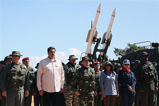 Tổng thống Venezuela Nicolas Maduro (thứ 2, trái) cùng Bộ trưởng Quốc phòng Vladimir Padrino (trái) gặp gỡ các binh sỹ quân đội nước này. (Ảnh: AFP/TTXVN) Venezuela kêu gọi các nghệ sỹ quốc tế ủng hộ hòa bình tại châu Mỹ ảnh 1