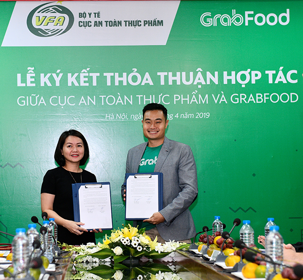 Cục An toàn thực phẩm ký kết hợp tác với GrabFood nhằm nâng cao nhận thức an toàn thực phẩm cho cộng đồng tại Việt Nam. (Ảnh: Việt Hùng/Vietnam+) Bộ Y tế sẽ 'bắt tay' với Grab để nâng cao nhận thức an toàn thực phẩm ảnh 1