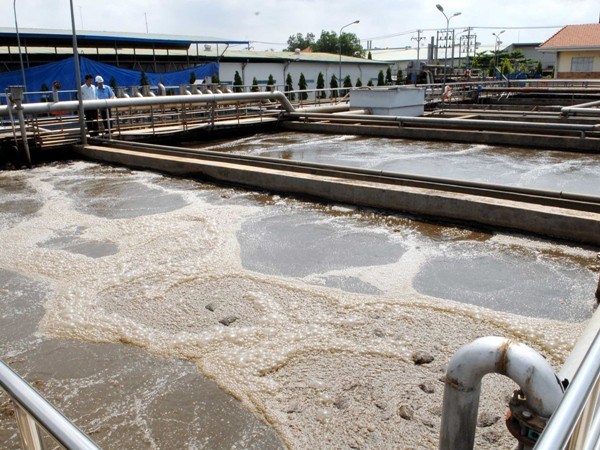 Công nghệ xử lý nguồn nước tại các khu công nghiệp. (Ảnh: TTXVN) Phát động cuộc thi sáng kiến quản lý ô nhiễm tại Hà Nội ảnh 1