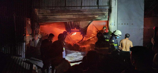 Hà Nội: Xảy ra cháy lớn tại kho xưởng quần áo trên địa bàn xã La Phù ảnh 1