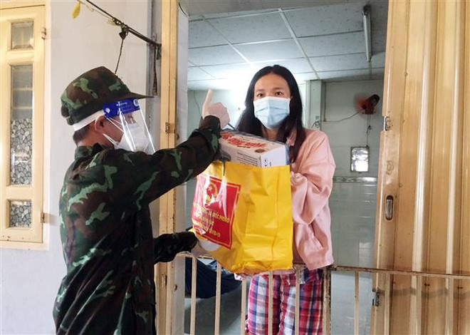 Bộ Quốc phòng xuất quân trao tặng quà hỗ trợ người dân TP.HCM ảnh 1