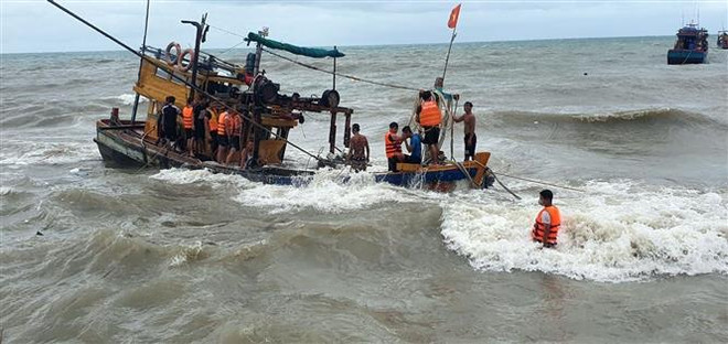 Quảng Nam: Tàu Cảnh sát biển 8002 xuyên bão số 5 cứu nạn ngư dân ảnh 1