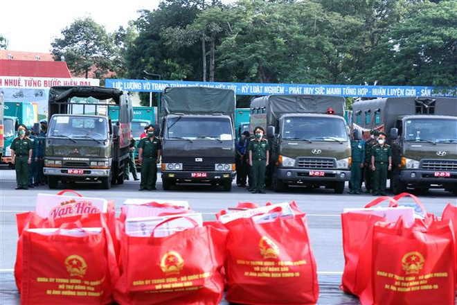 Bộ Quốc phòng xuất quân trao tặng quà hỗ trợ người dân TP.HCM ảnh 2