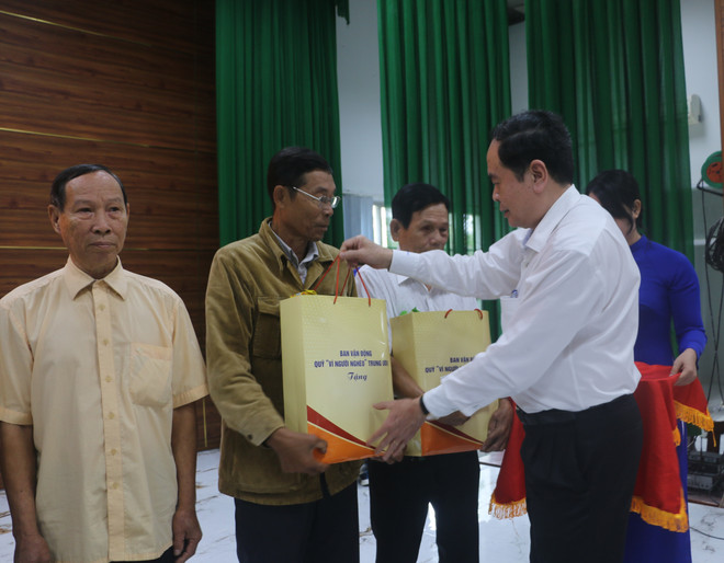 Phó Chủ tịch thường trực QH Trần Thanh Mẫn tặng quà Tết tại Sóc Trăng ảnh 1