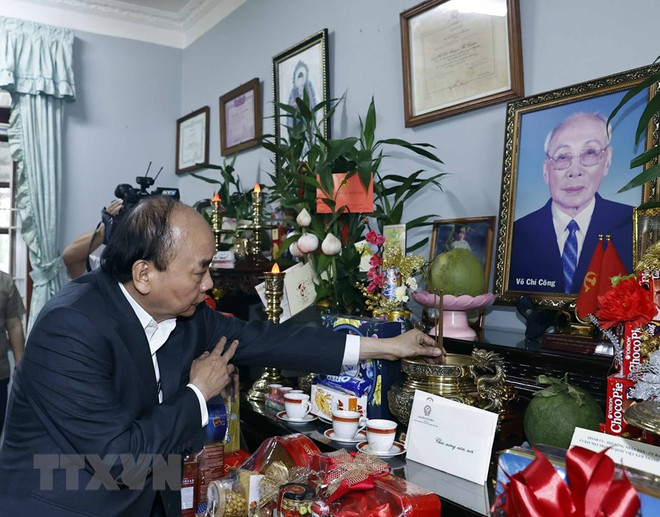 Chủ tịch nước thăm, chúc Tết gia đình các cố lãnh đạo Đảng, Nhà nước ảnh 1