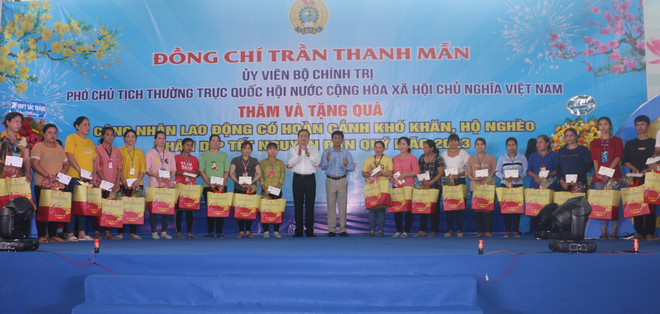 Phó Chủ tịch thường trực QH Trần Thanh Mẫn tặng quà Tết tại Sóc Trăng ảnh 2